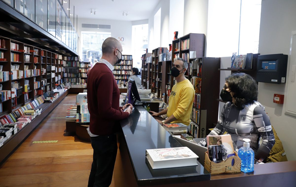 Proteo comienza a atender a los clientes tras el incendio que sufrió la librería