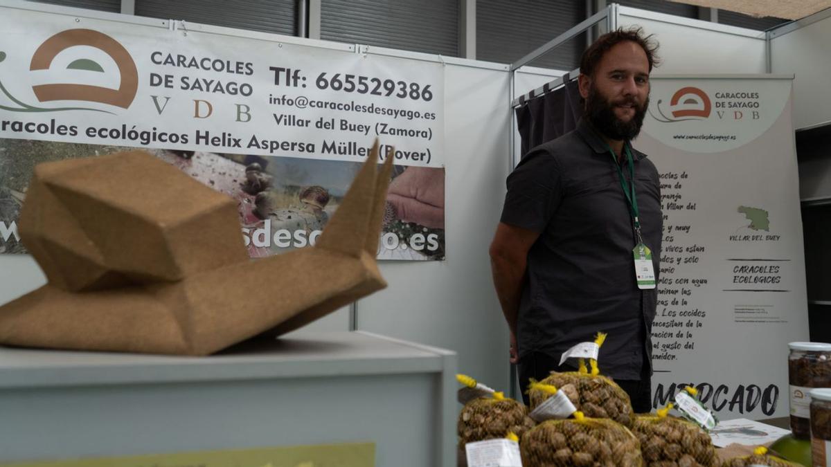 El representante de Caracoles de Sayago, en su stand. |