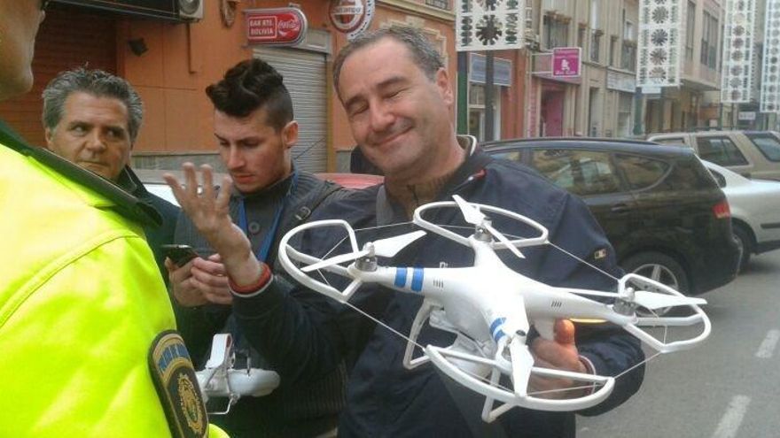Instante en el que los agentes piden los permisos a los empleados de De Cagna.