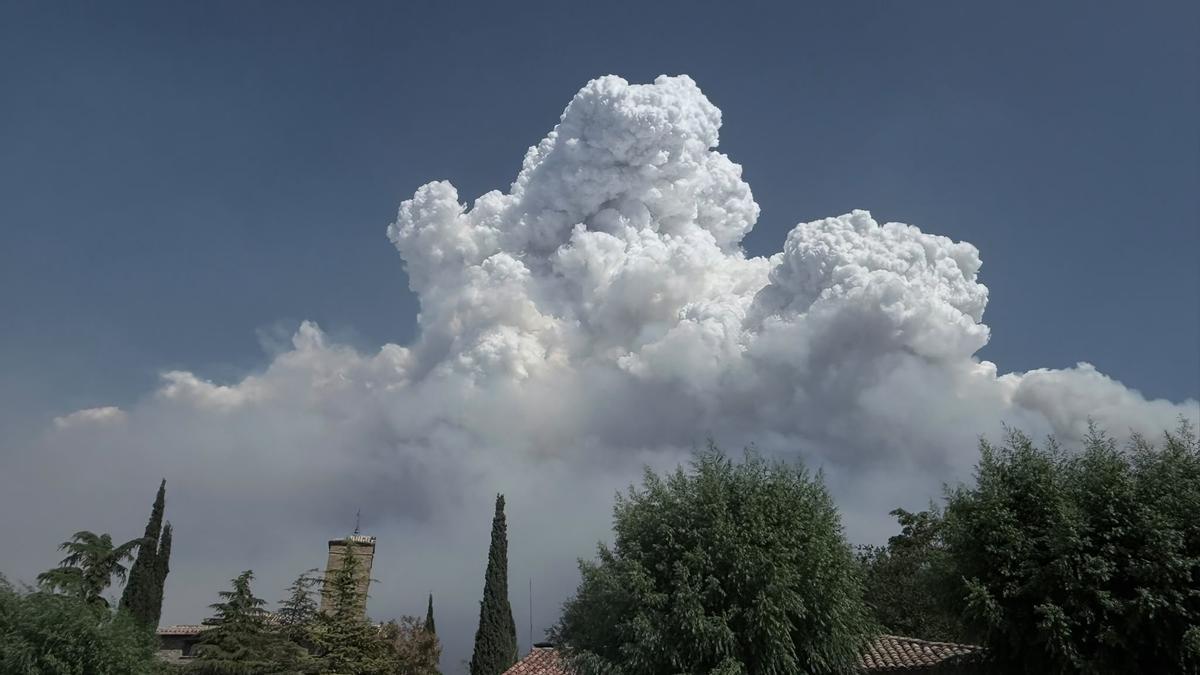 Columna de humo vista desde Bailo.