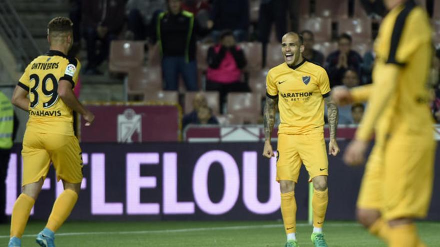 Sandro Ramírez celebra su segundo gol el pasado martes en Los Cármenes junto a Javi Ontiveros.