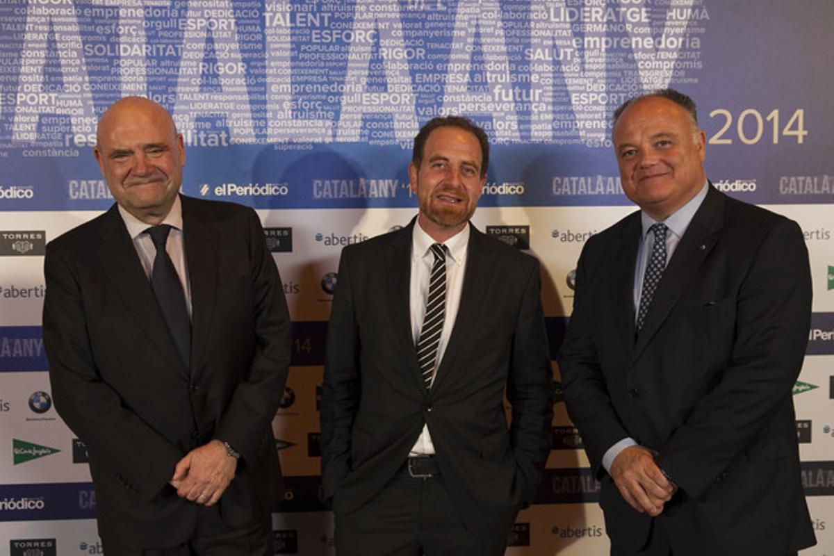 El director d’EL PERIÓDICO, Enric Hernàndez, entre Juan María Hernández Puértolas i Sergi Loughney, d’Abertis.