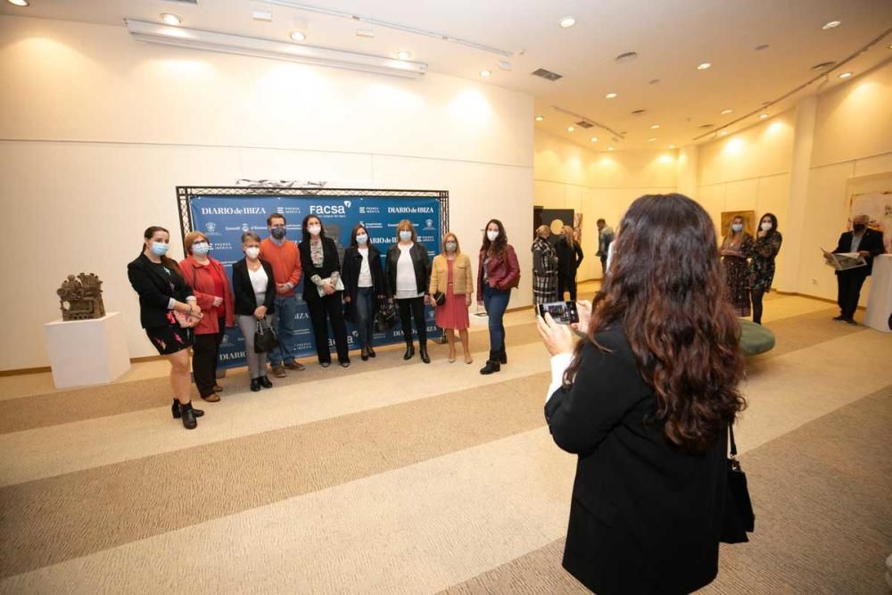 Una invitada fotografía con el móvil a las trabajadoras sanitarias de la Policlínica Nuestra Señora del Rosario que posan en el photocall. De izquierda a derecha. Yasmina Santos (administrativa en farmacia), Adriana Martín (responsable de la UCI), Montserrat Viñals (doctora de medicina interna), Daniel Camacho (médico de Urgencias), Asunción Pablos (coordinadora de medicina interna), Laura Roig (auxiliar de clínica), Maria Tur (celadora de farmacia), Rosa Padilla (servicio de limpieza), Maite Vega (fisioterapeuta).