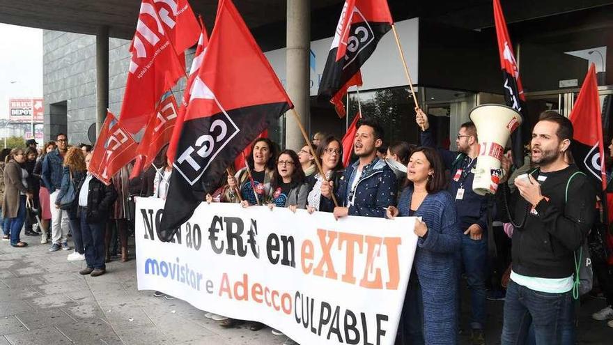 Protesta de trabajadores de Extel en A Coruña con el ERE.