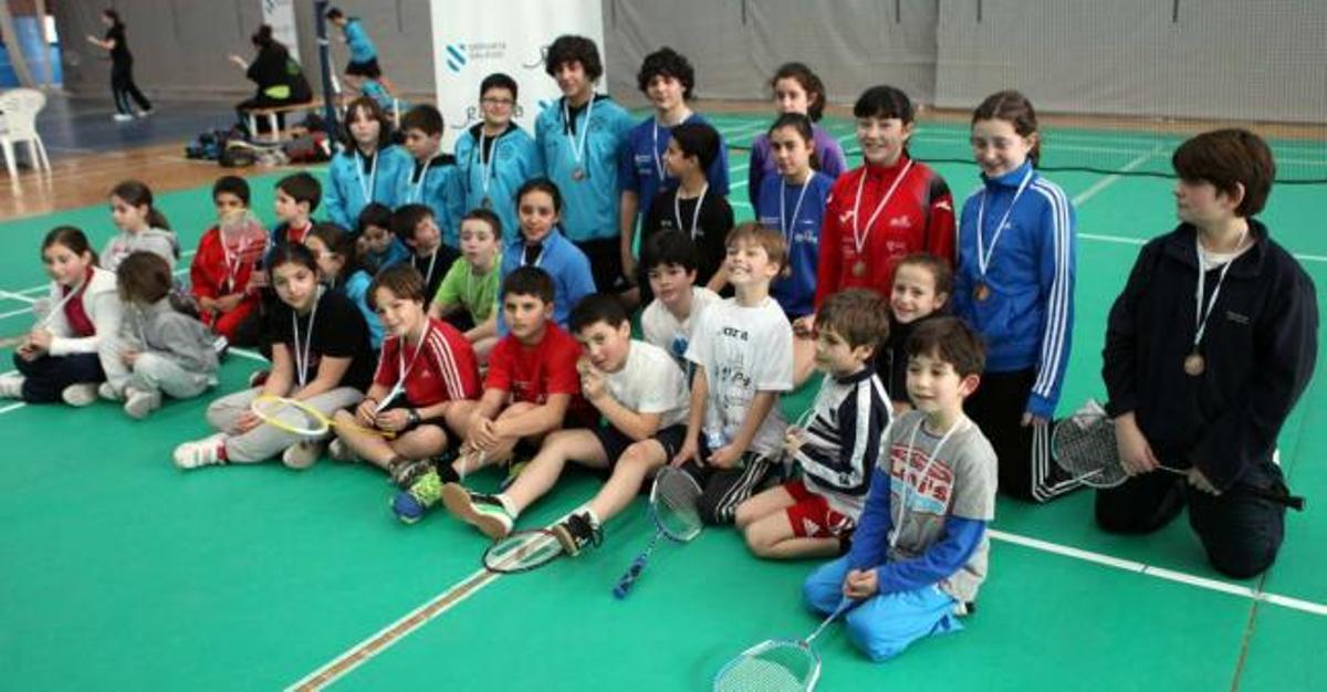 Los niños de ambas canteras participaron en la jornada de hermanamiento entre Reale y As Neves. // Bernabé/Luismy