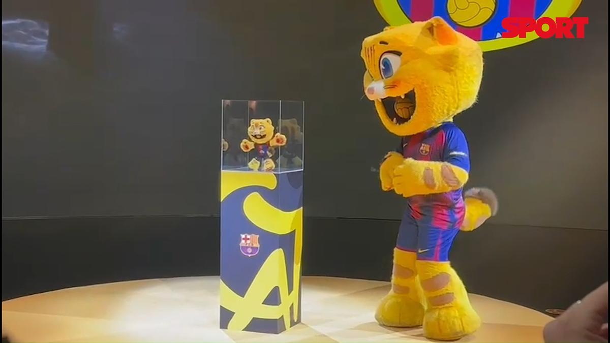 Cat, la mascota del Barça, junto a su peluche