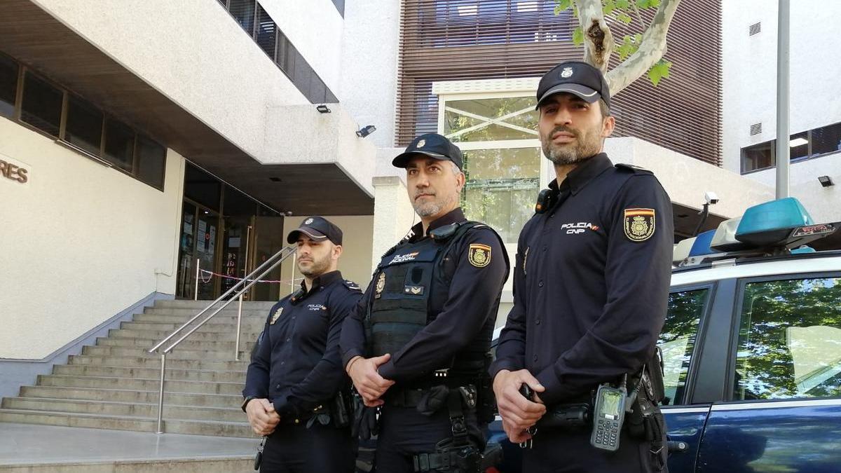 El oficial Pablo González, en el centro, junto a los agentes Tomeu Barceló y Tomás Carrecedo.