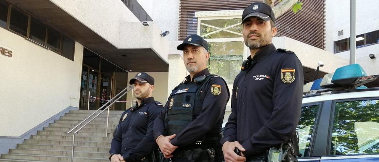 El oficial Pablo González, en el centro, junto a los agentes Tomeu Barceló y Tomás Carrecedo.