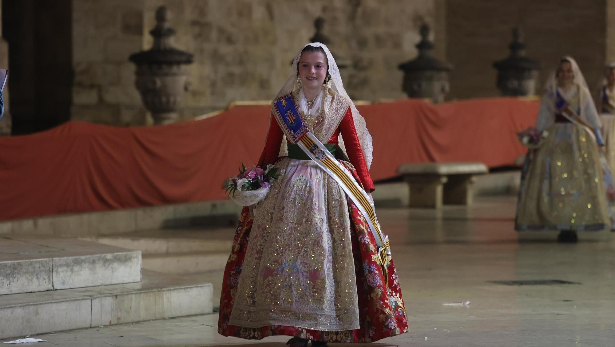 La Fallera Mayor Infantil de València desfila ante la virgen