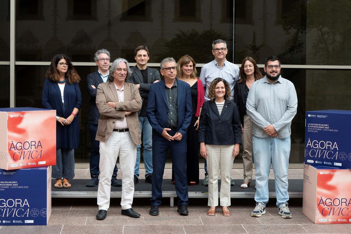 De izquierda a derecha, en primera fila, Xavier Marcé, Jordi Martí, Sònia Hernández y Pau González Val, y detrás, los comisarios de Ágora Cívica