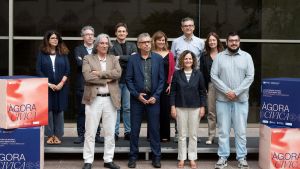 De izquierda a derecha, en primera fila, Xavier Marcé, Jordi Martí, Sònia Hernández y Pau González Val, y detrás, los comisarios de Ágora Cívica