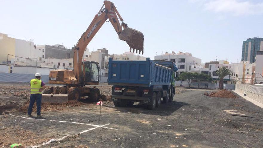 Obras, ayer, en el solar donde se construirá el nuevo colegio de La Destila.