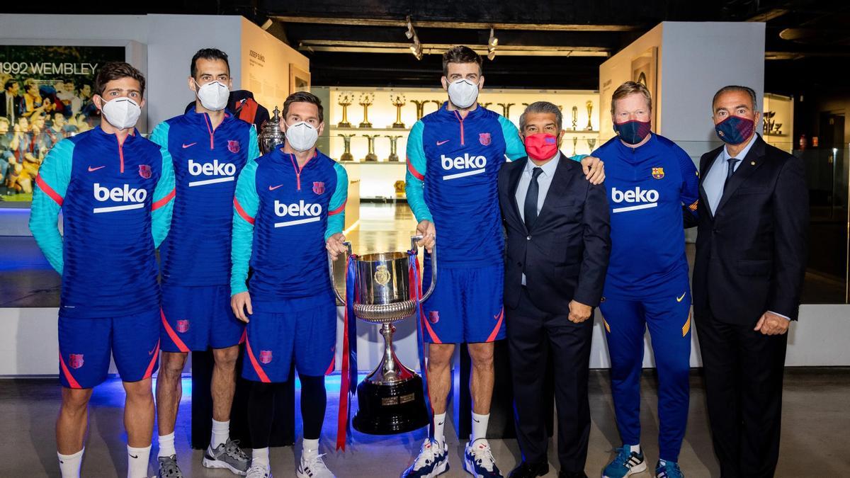 Archivo - Arxiu - Sergi Roberto, Sergio Busquets,  Leo Messi, Gerard Piqué, Joan Laporta, Ronald Koeman i Rafa Yuste entreguen la Copa del Rei 2021 al Museu del Barça,