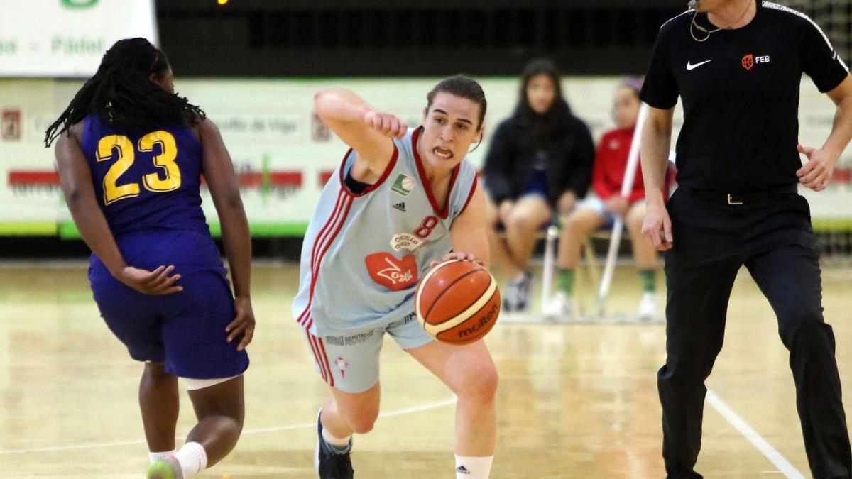 Anne Senosiain, vistiendo la camiseta del Celta Zorka Recalvi, en un partido ante el Barça. // MARTA G. BREA