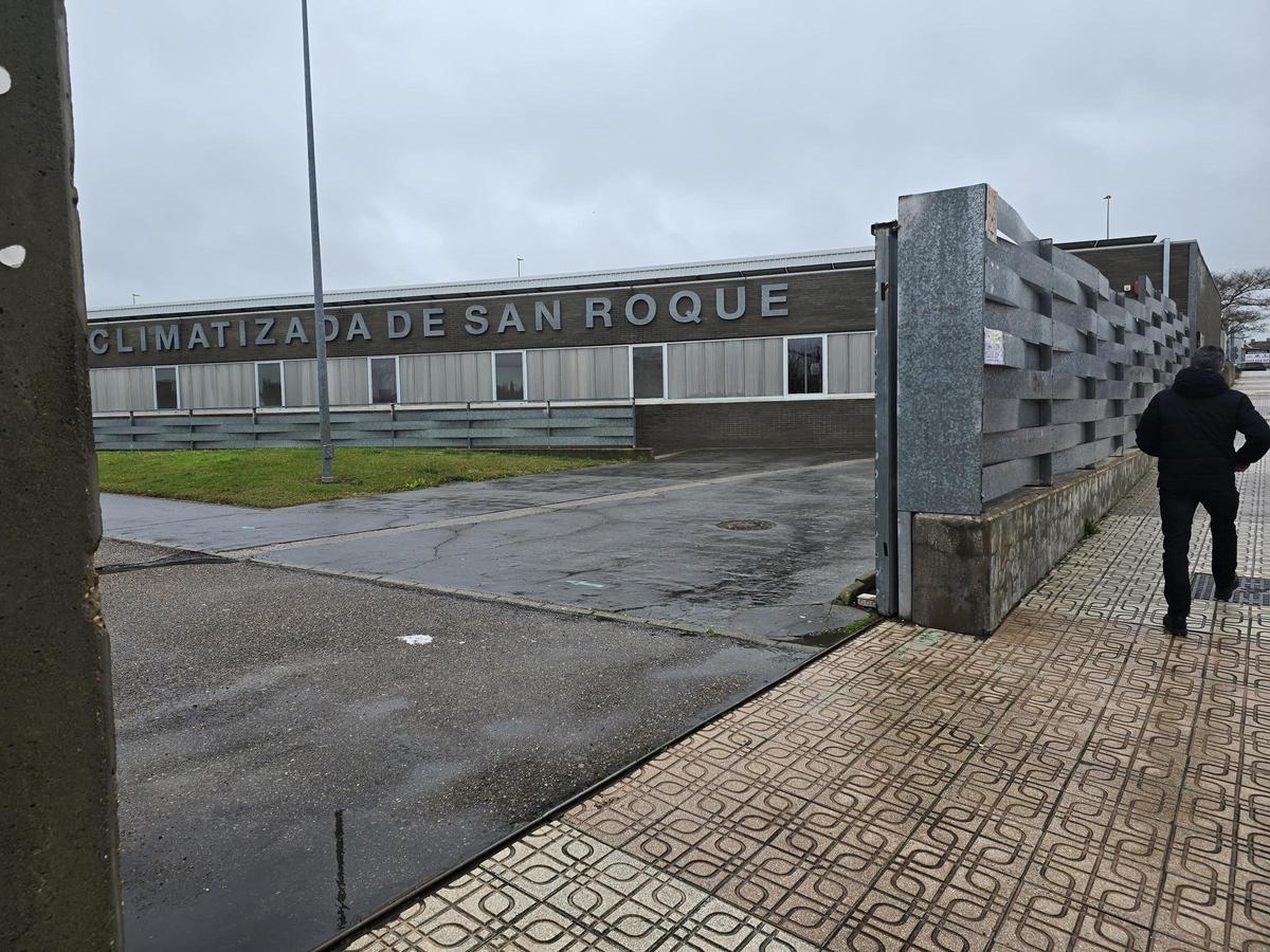 Exterior de la piscina climatizada de San Roque, cerrada por una avería.