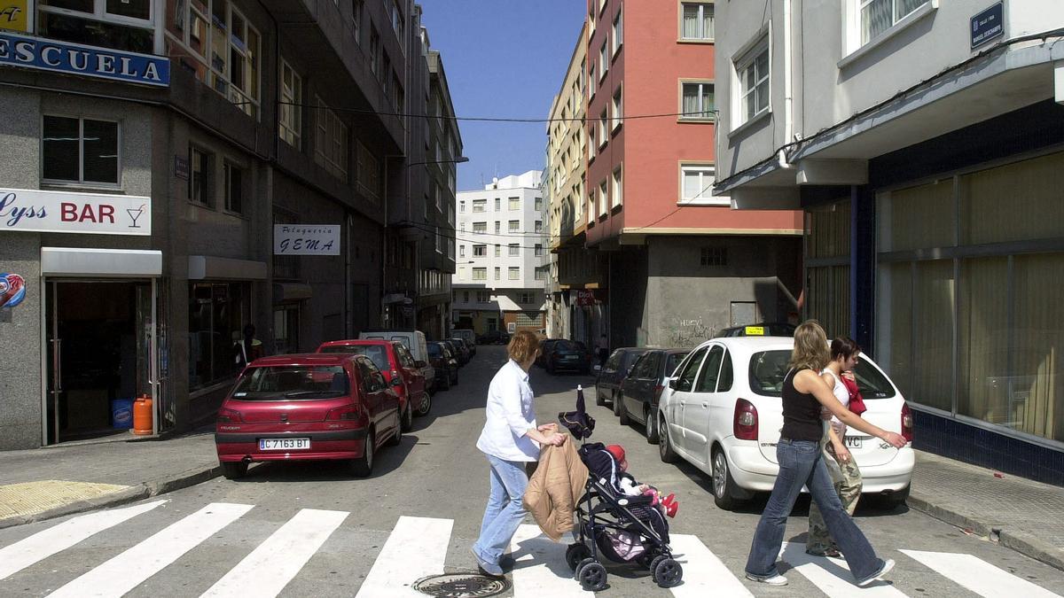 Varias personas cruzan la calzada en el cruce de la ronda de Outeiro con la calle Manuel Deschamps.