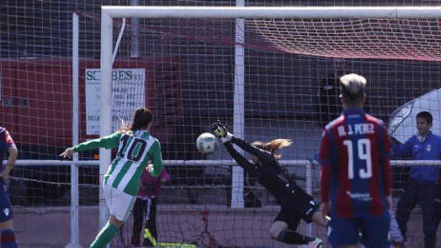 Sandra Torres detiene el penalti.