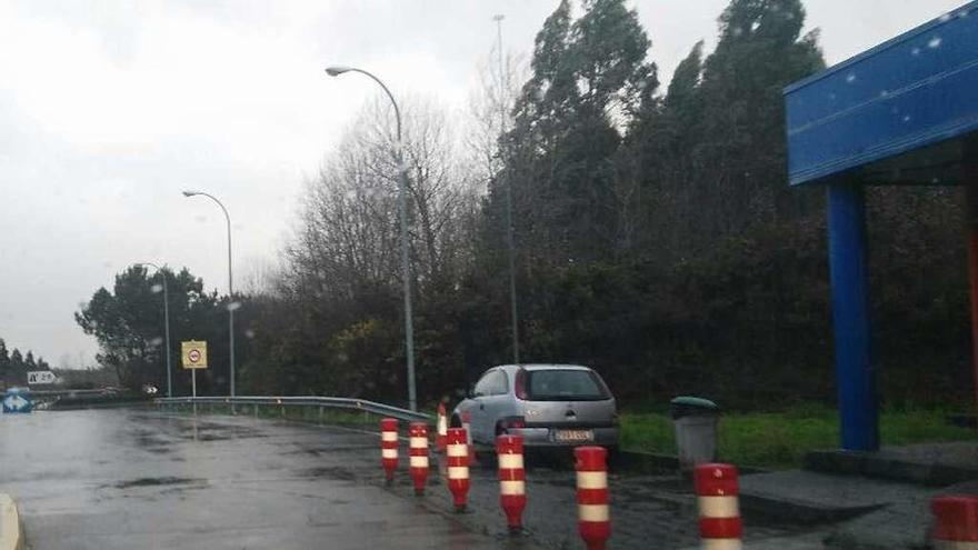 Vehículo inmovilizado en el peaje de la AG-55 desde el pasado mes de agosto.