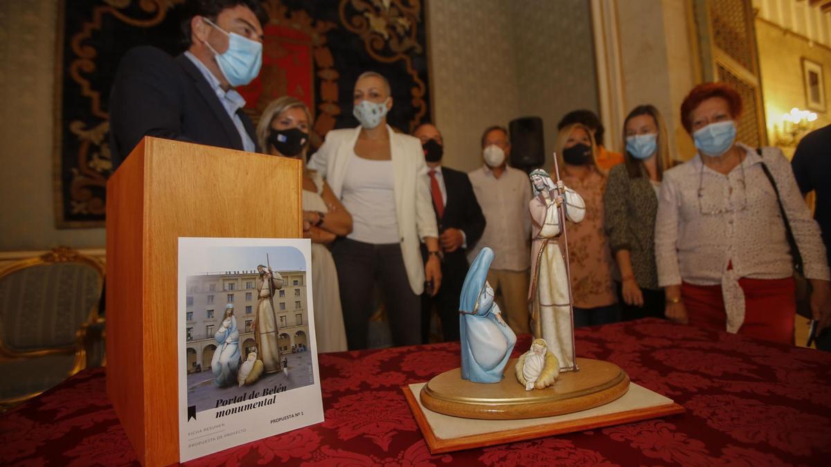 El alcalde y otros representantes, ayer con el boceto y la maqueta del belén gigante.