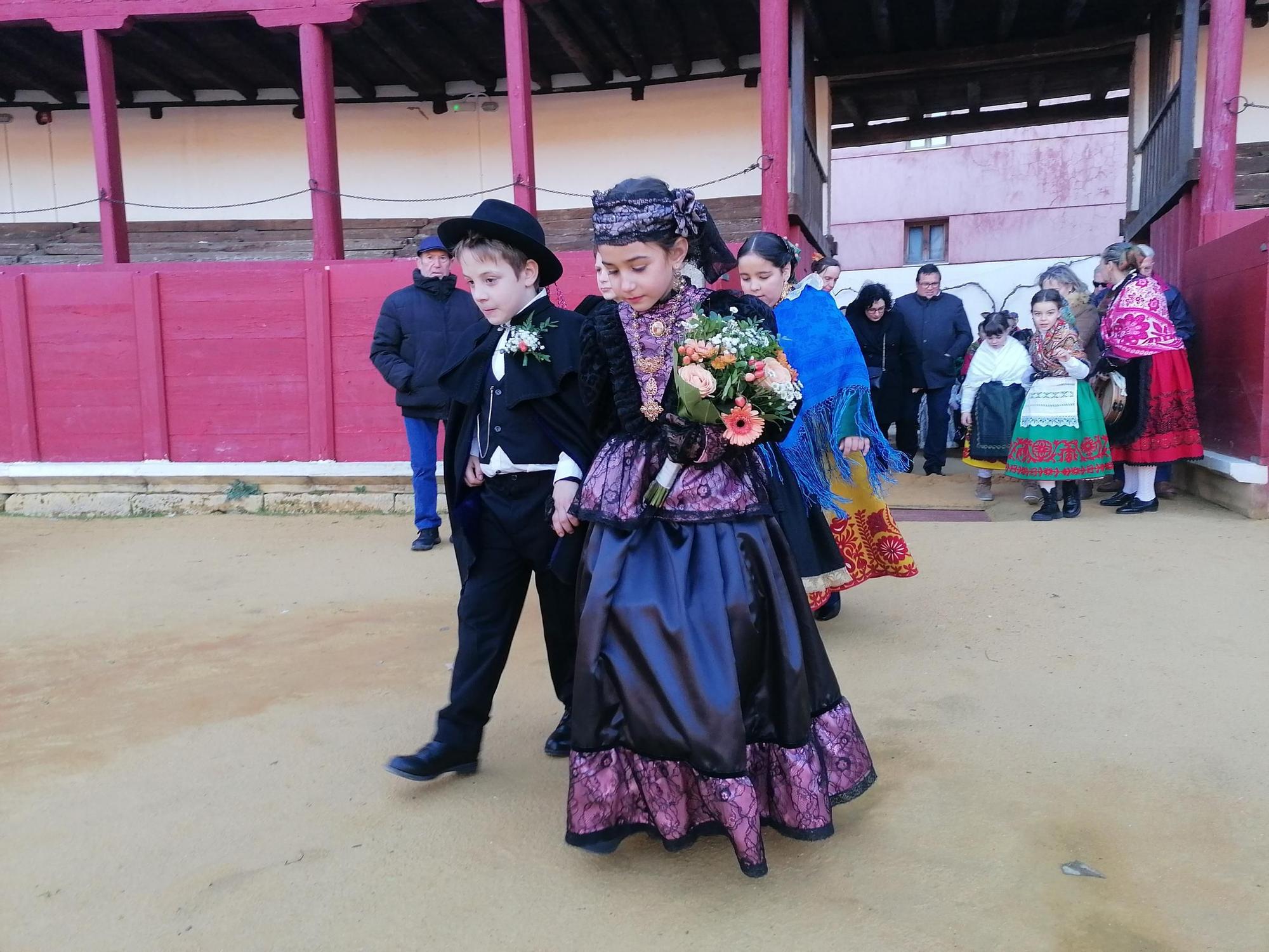 GALERÍA | Toro arropa a los novios en la boda infantil de Carnaval