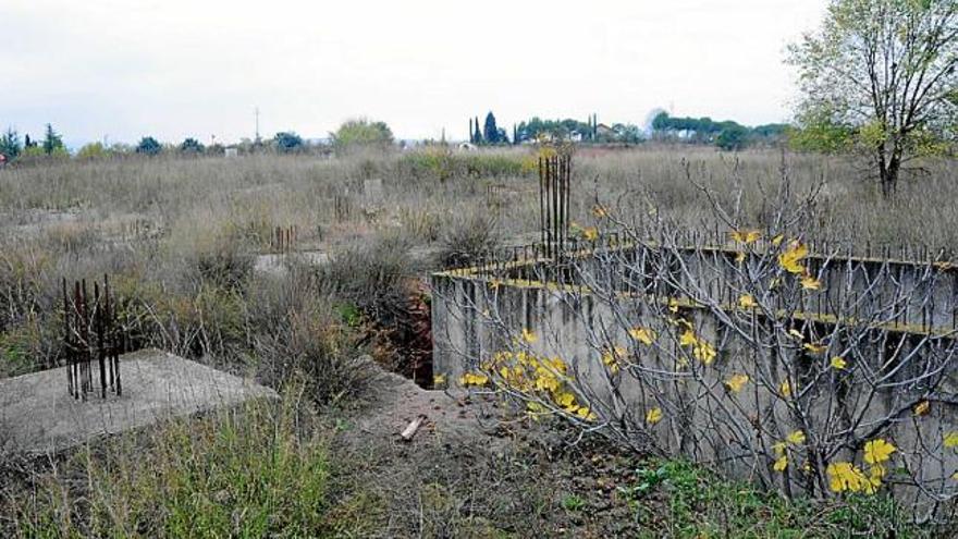 Terreny on es vol ubicar l&#039;hotel, amb els fonaments d&#039;un antic projecte