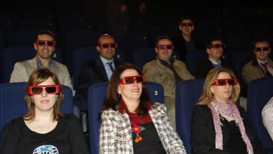 Varias personas ven una película en tres dimensiones.