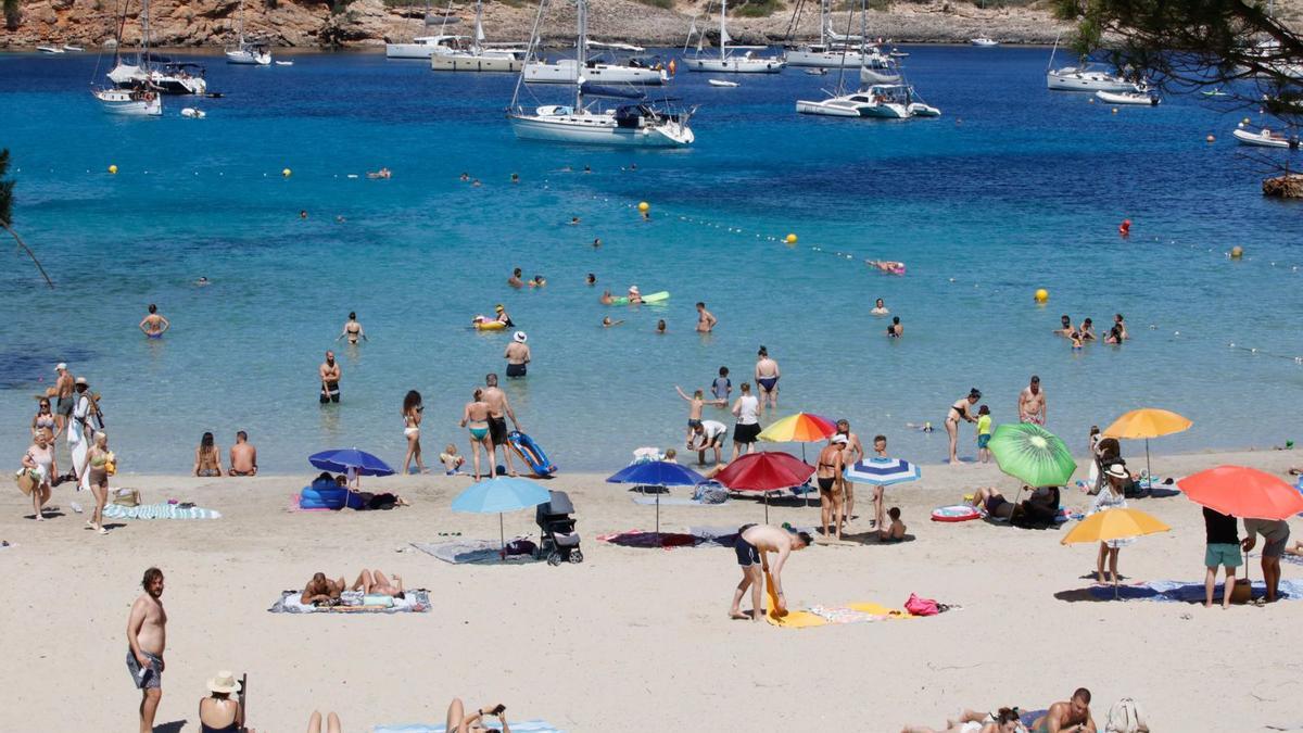 Turistas en una playa de Sant Joan.