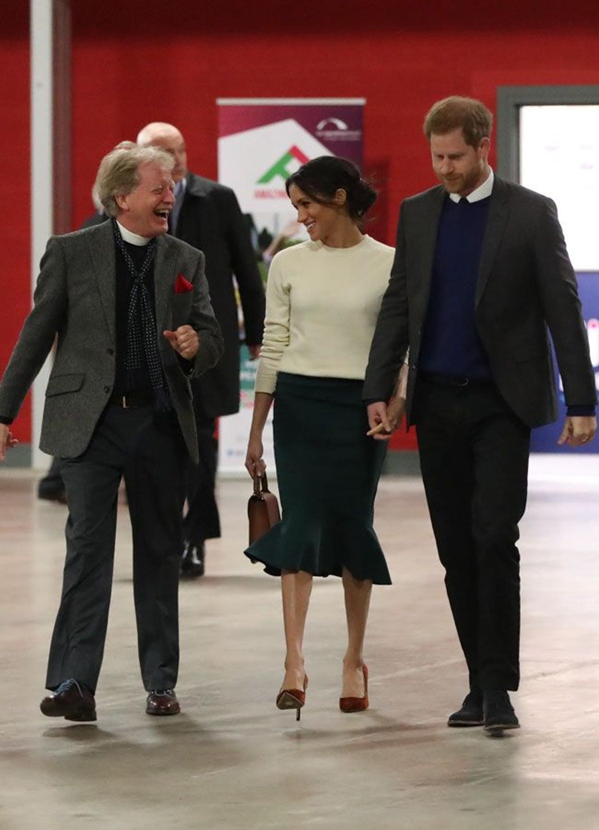 Falda con volantes y top blanco, el look de Meghan Markel