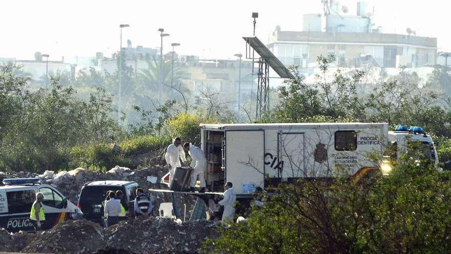 El camión laboratorio de la Policía Científica sevillana, donde ayer se realizó el análisis de los restos. / efe