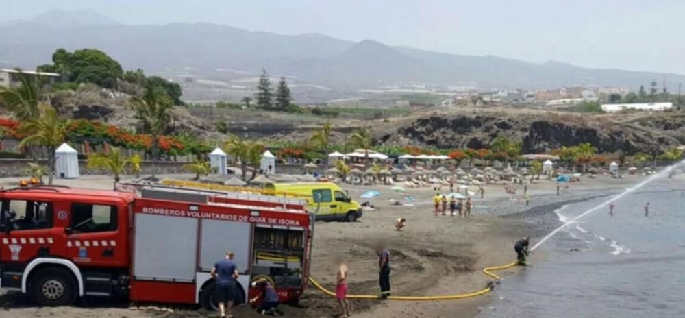 Ambulancia y bomberos quedan atrapados en la arena