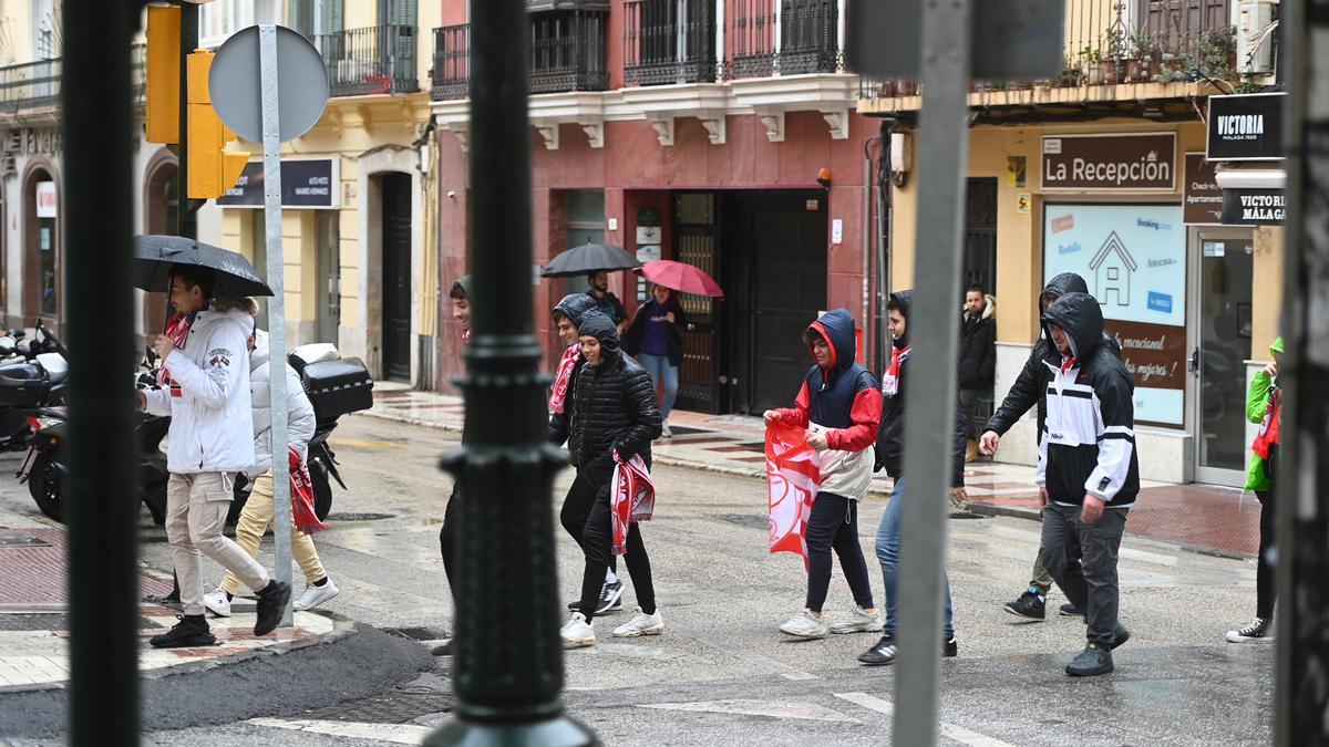 Aficionados del Granada por las calles de la capital.