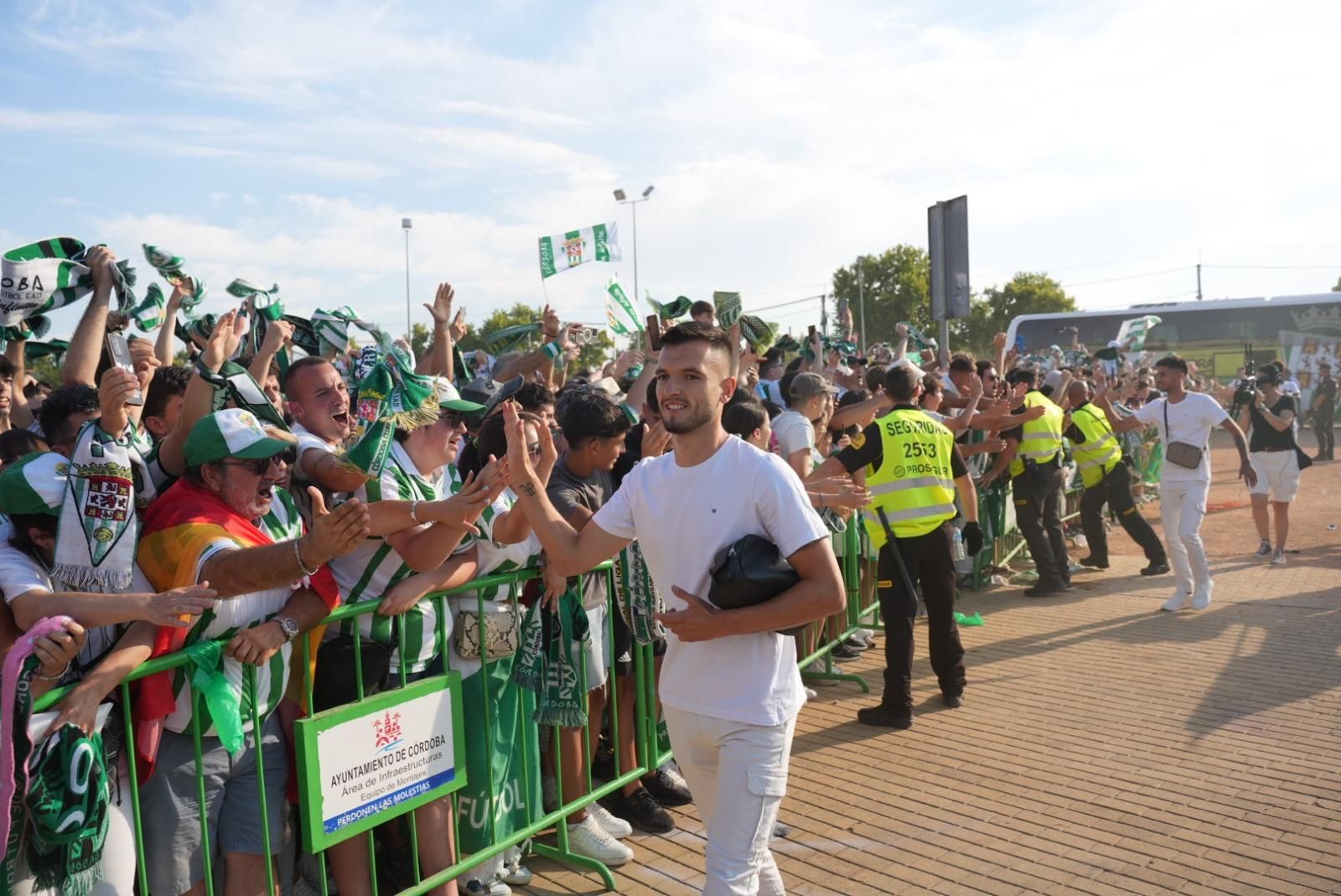 Así recibió la afición del Córdoba CF al autobús del equipo en El Arenal