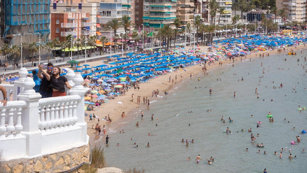 La playa de Benidorm, repleta de turismo