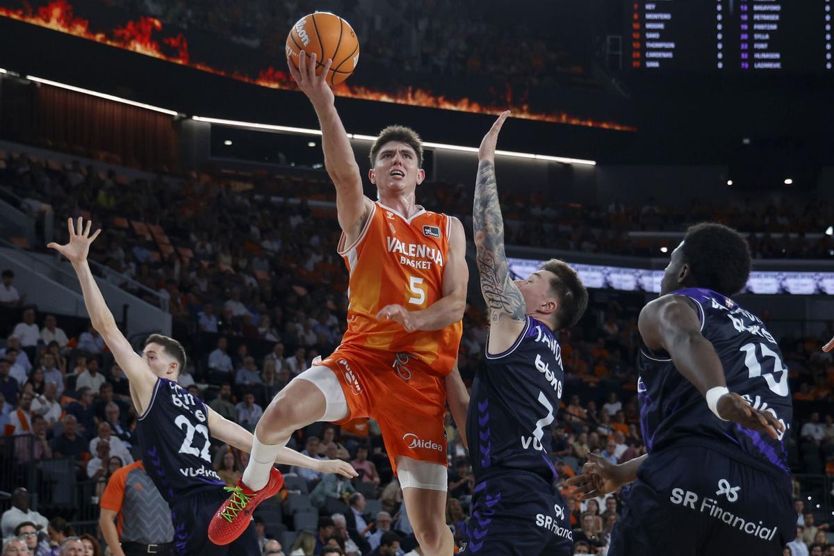 El base del Valencia Basket Sergio de Larrea (2i) entra a canasta ante varios jugadores del Surne Bilbao, durante el primer partido del playoff de cuartos de final de la Liga Endesa de baloncesto disputado en el Roig Arena. EFE/Miguel Ángel Polo