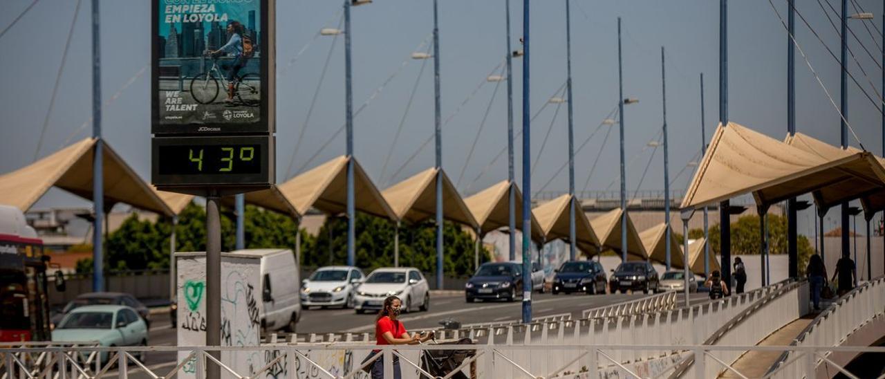 Un termómetro señala 43 grados este martes en Sevilla.