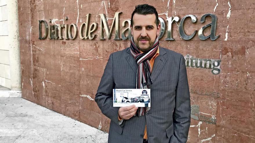 Un gran premio. Jaume Llorens Seguí, en la entrada de Diario de Mallorca mostrando el vale de 200€ que ha ganado.