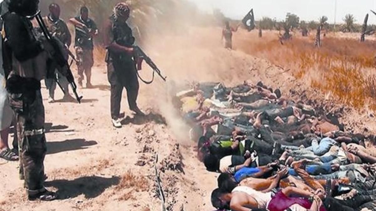 Miembros del Estado Islámico masacran disparándo ráfagas de kalashnikov a decenas de prisioneros en la provincia iraquí de Saladino.