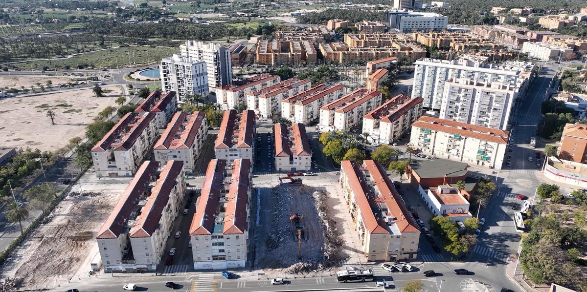 Imagen aérea donde se aprecian los dos grandes bloques de viviendas que ya no están en pie en el barrio de Sam Antón en Elche