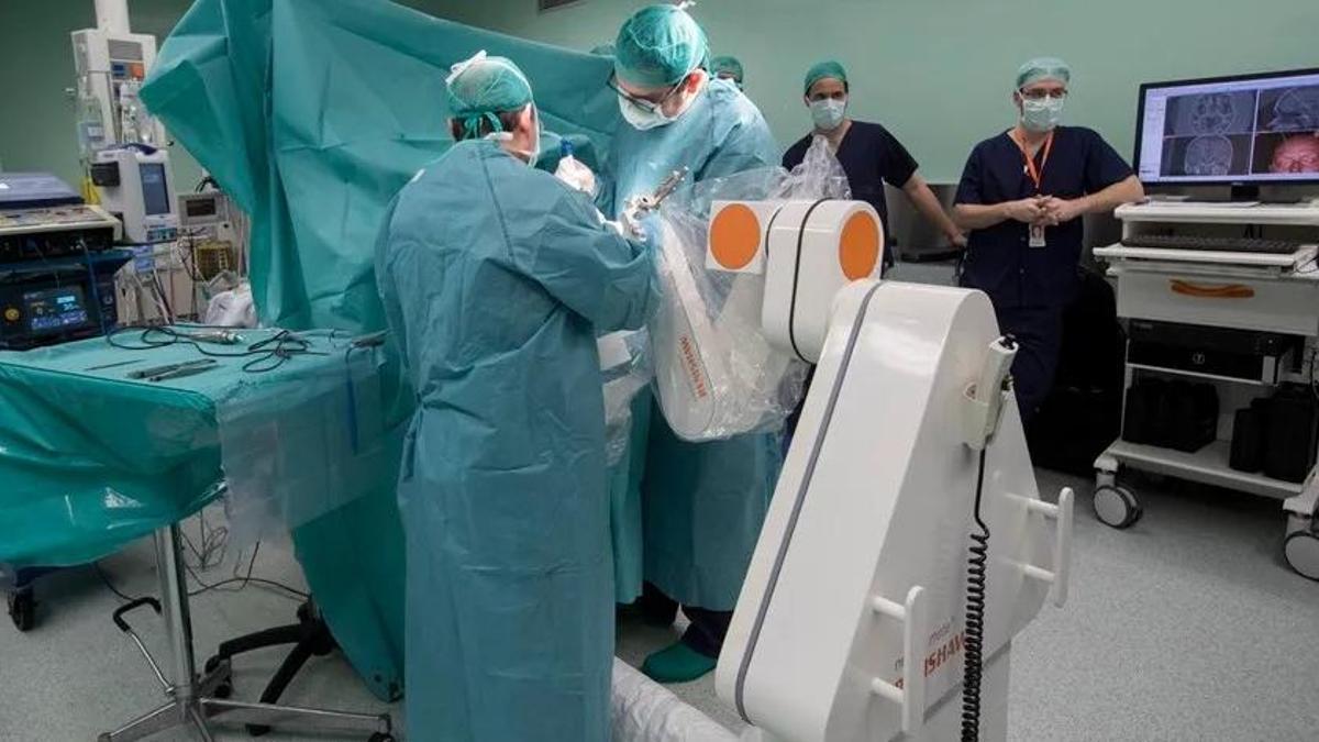 Una intervención quirúrgica. El modelo planteado tendrá forma de red autonómica y estará liderado por un hospital extremeño de tercer nivel, elegido por su volumen asistencial.