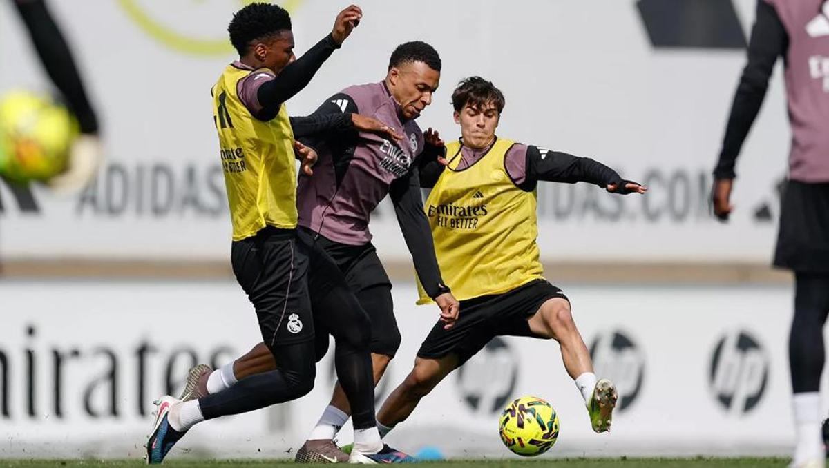 Kylian Mbappé trata de superar a Thiago y a Tchouameni