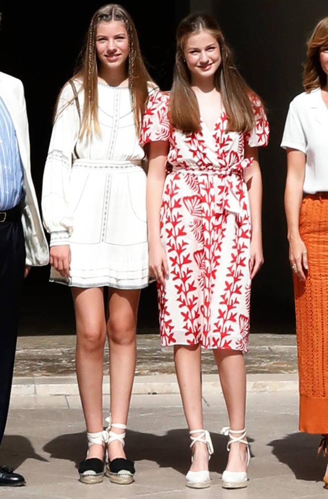 La princesa Leonor y la infanta Sofía durante un acto en Figueres