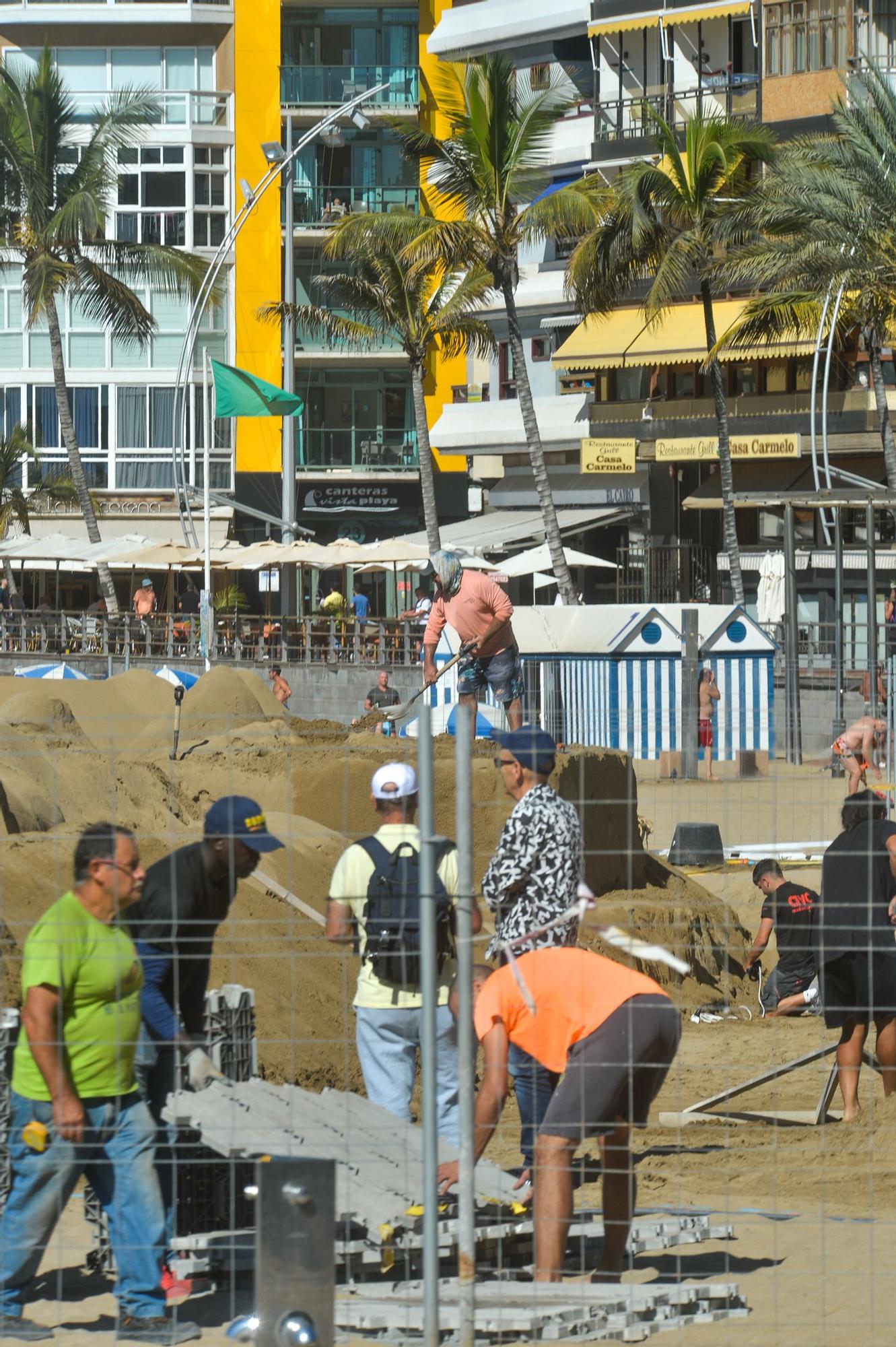 Construcción de los belenes de arena en Las Canteras