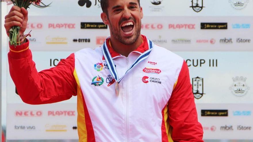 Carlos Garrote celebra la medalla de bronce.