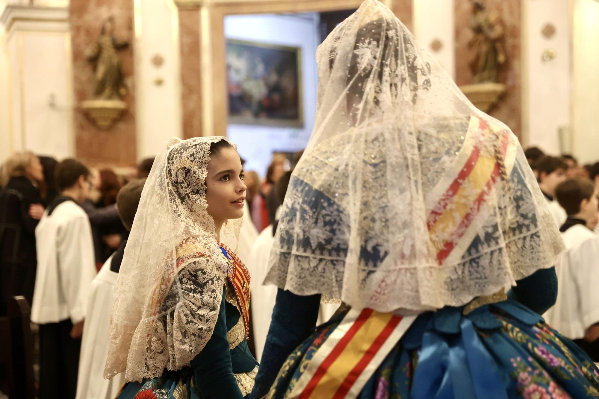 Falleras Mayores de toda una vida ante la Virgen