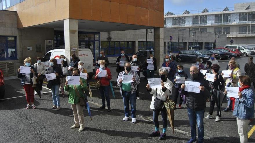 Vecinos de Lugones protestando ayer delante del centro de salud.