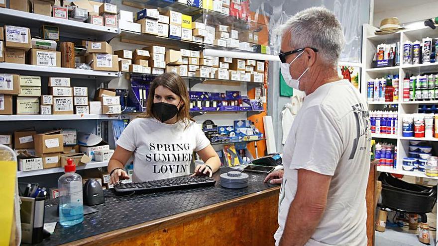 La dependienta atiende a un cliente en la ferretería de Trassierra.