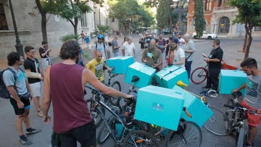 Protesta de los repartidores de Deliveroo en València.