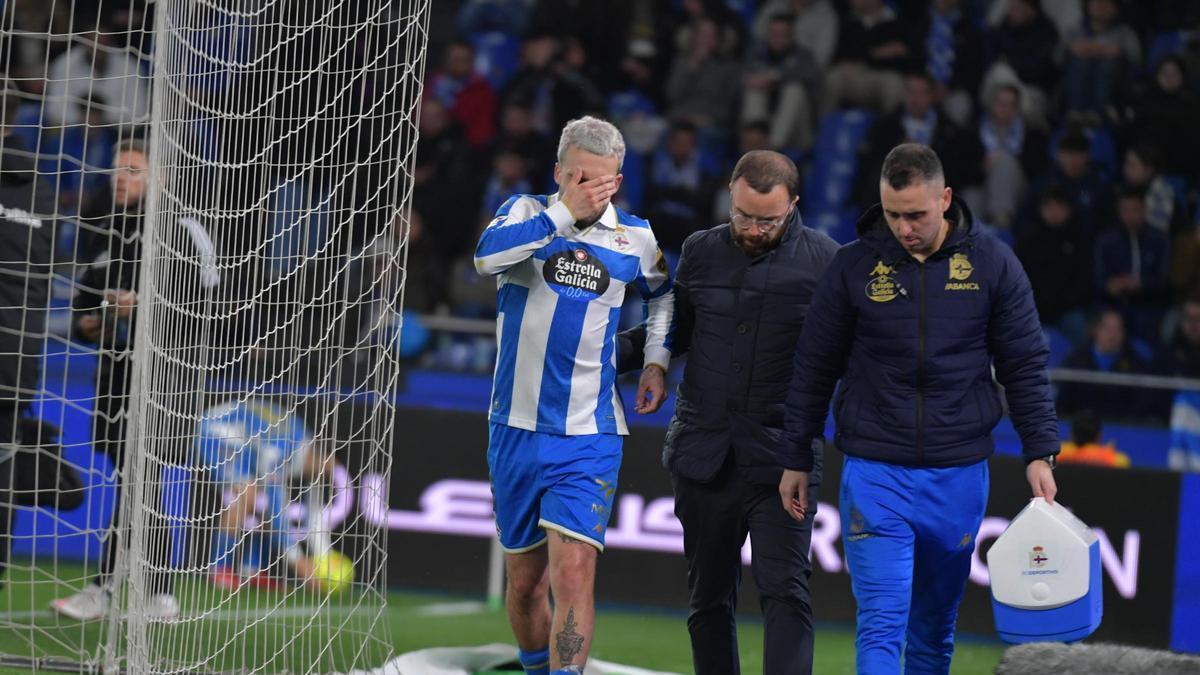 Mella, junto al doctor Mejuto, abandonando el campo lesionado