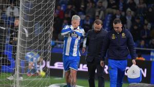 Mella, junto al doctor Mejuto, abandonando el campo lesionado