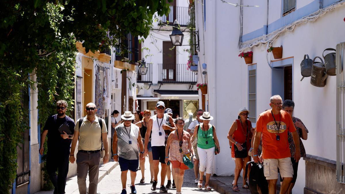 Turistas pasean por la Judería de Córdoba.